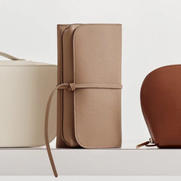 Cuyana Handbags - EUC Cuyana The Travel Beauty Roll in Soft Rose